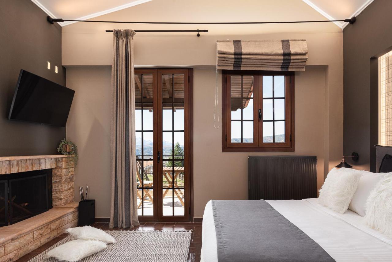 Gm Luxury Suites Калаврита Екстериор снимка