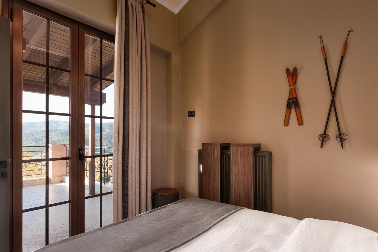 Gm Luxury Suites Калаврита Екстериор снимка