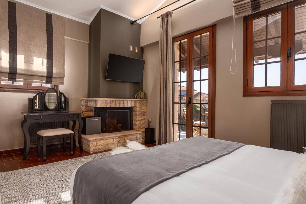 Gm Luxury Suites Калаврита Екстериор снимка