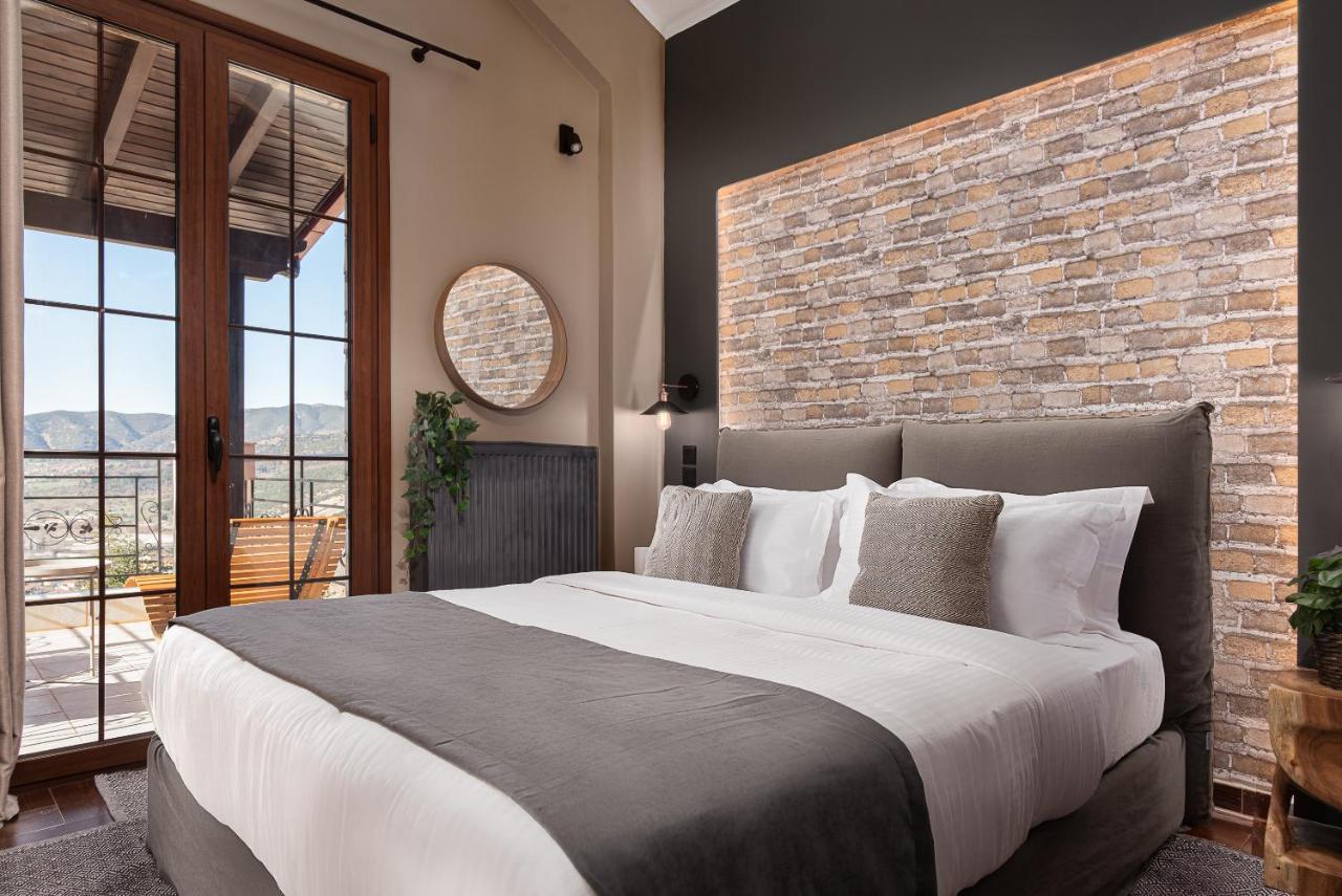 Gm Luxury Suites Калаврита Екстериор снимка