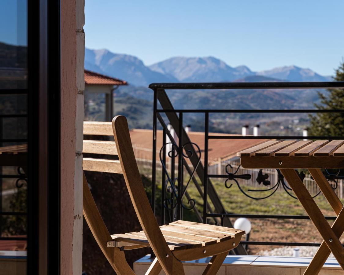 Gm Luxury Suites Калаврита Екстериор снимка