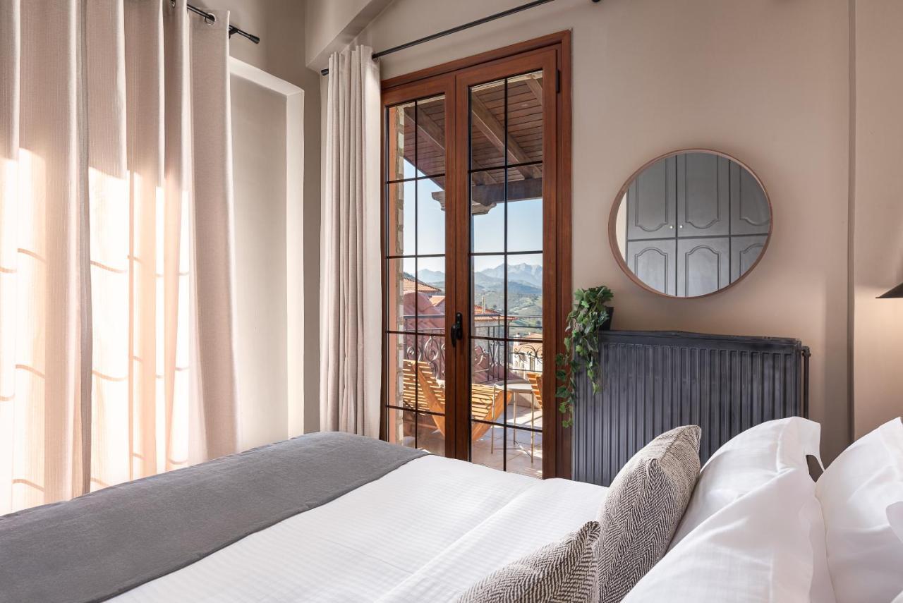 Gm Luxury Suites Калаврита Екстериор снимка