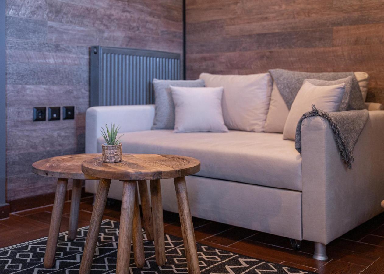 Gm Luxury Suites Калаврита Екстериор снимка