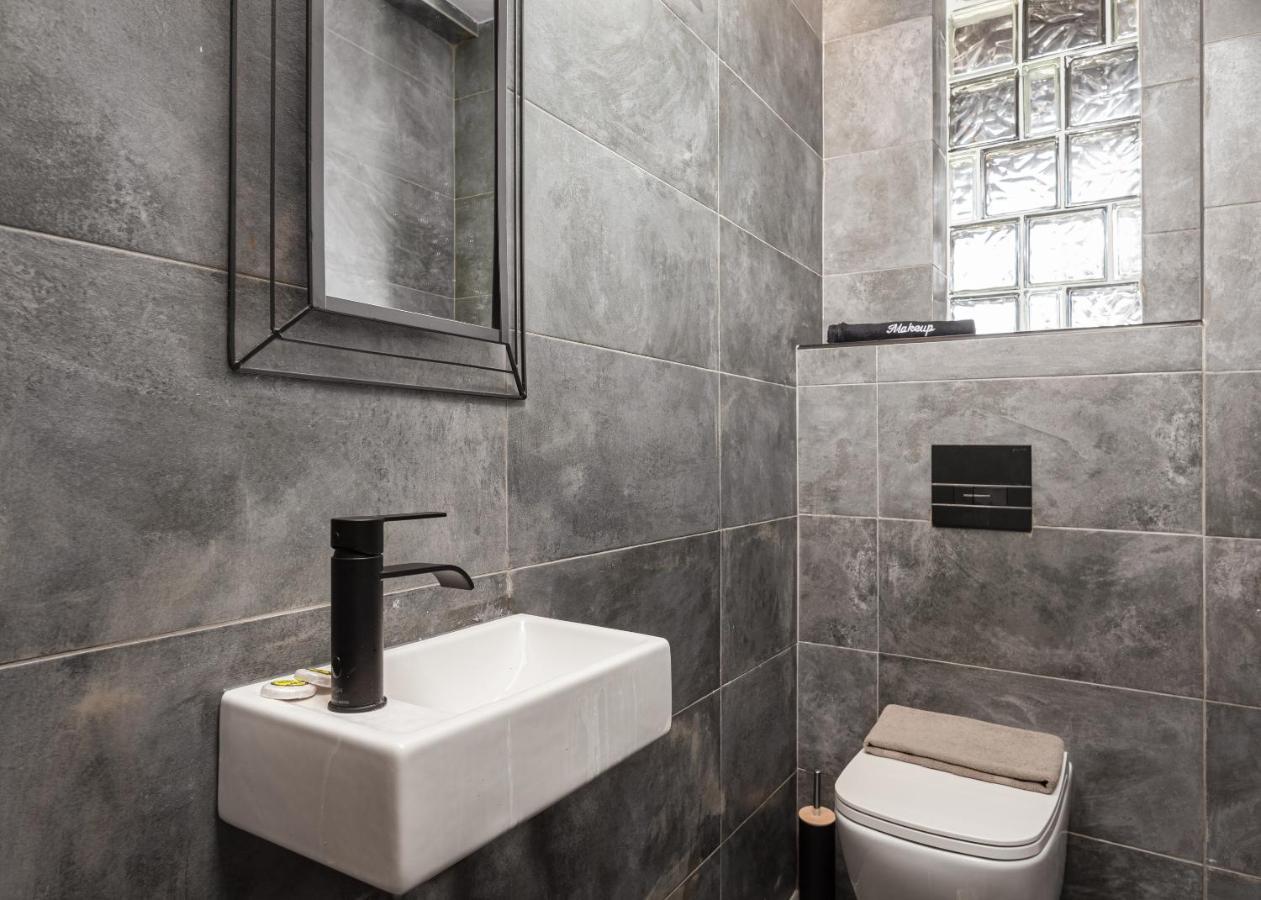 Gm Luxury Suites Калаврита Екстериор снимка