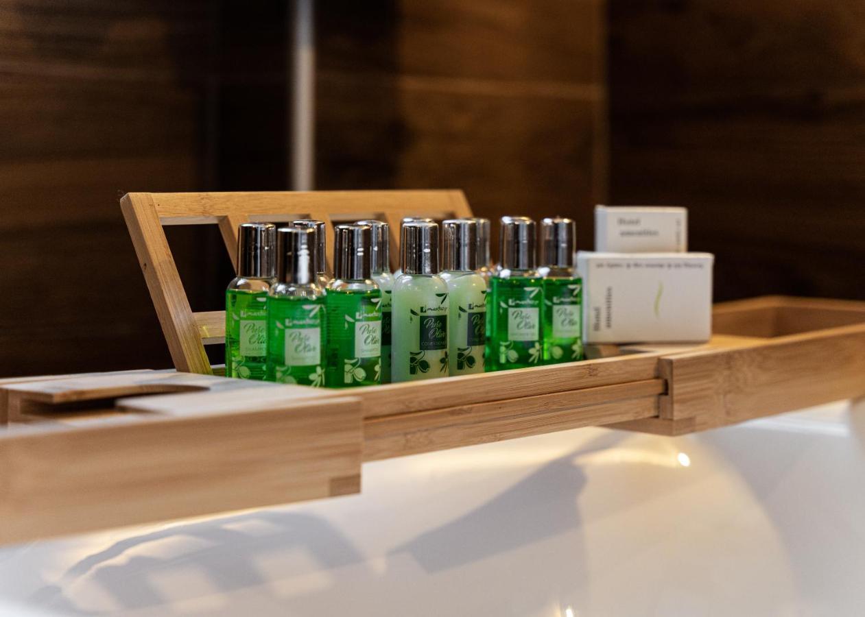 Gm Luxury Suites Калаврита Екстериор снимка
